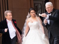 セレーナ・ゴメス、SAG賞欠席のオジサマ共演者たちにサプライズでトロフィー授与！