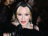 マドンナ、ラピスラズリ＆ダイヤの歯のジュエリーを披露　車より高級