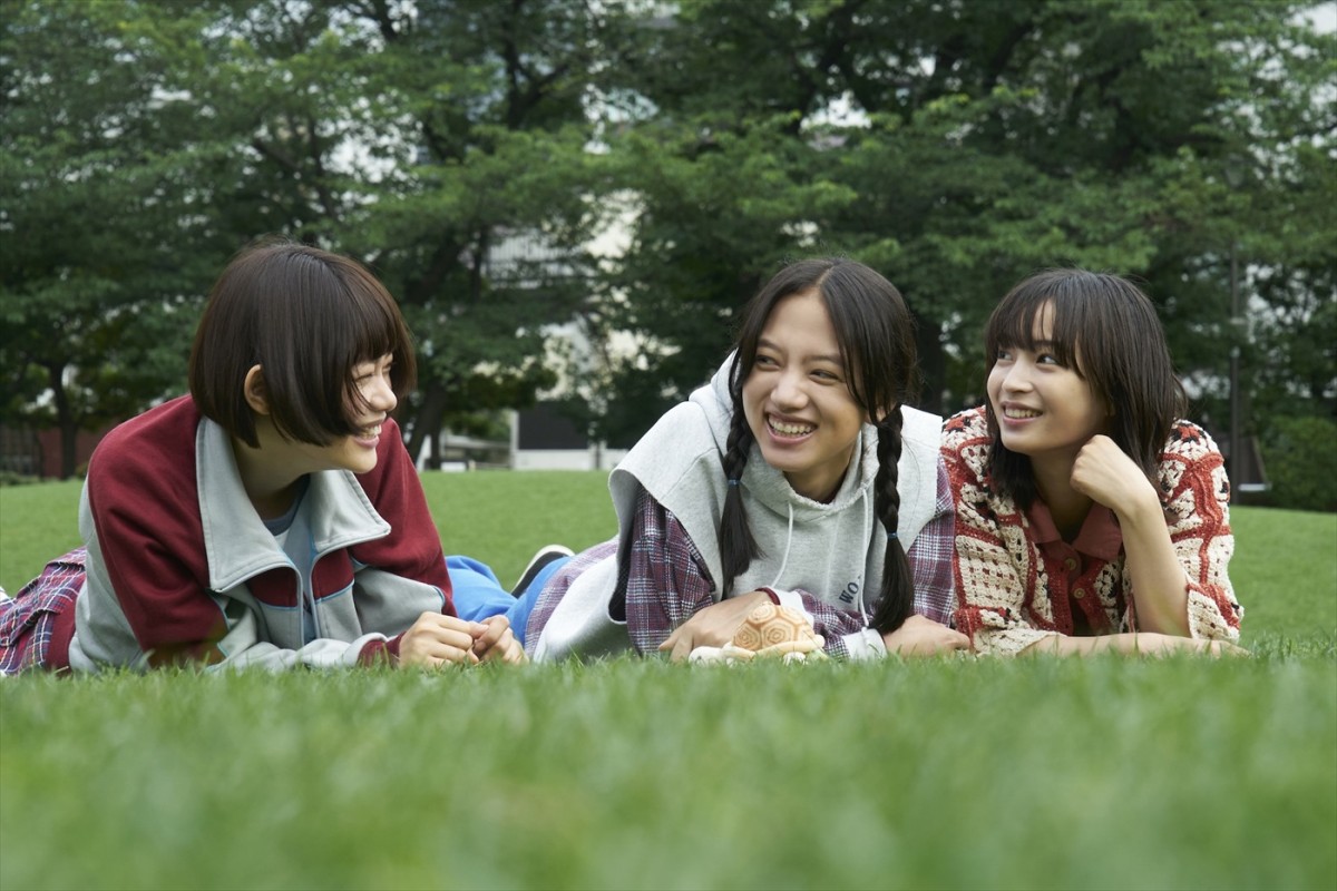 広瀬すず×杉咲花×清原果耶『片思い世界』、自然体な3人の姿を切り取ったメイキング写真到着