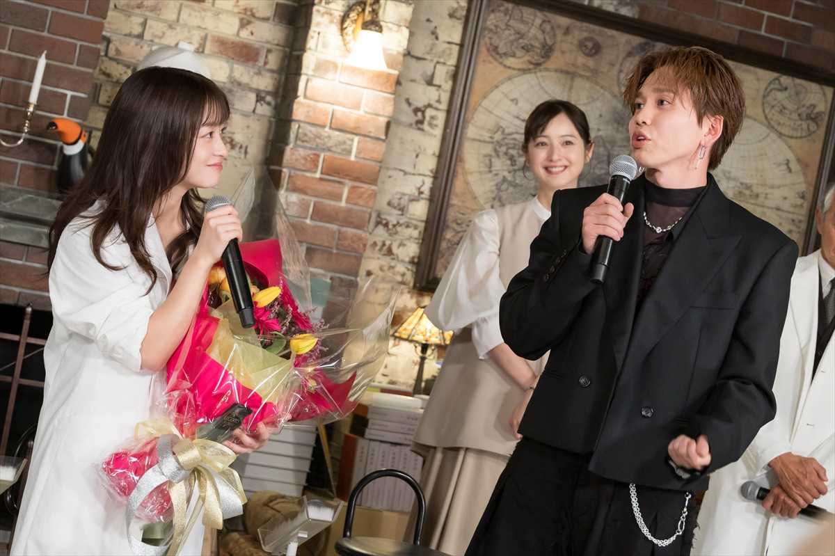 橋本環奈、“朝から元気”の理由を尋ねる三浦翔平に回答「下っていく感じがこの現場には無い」