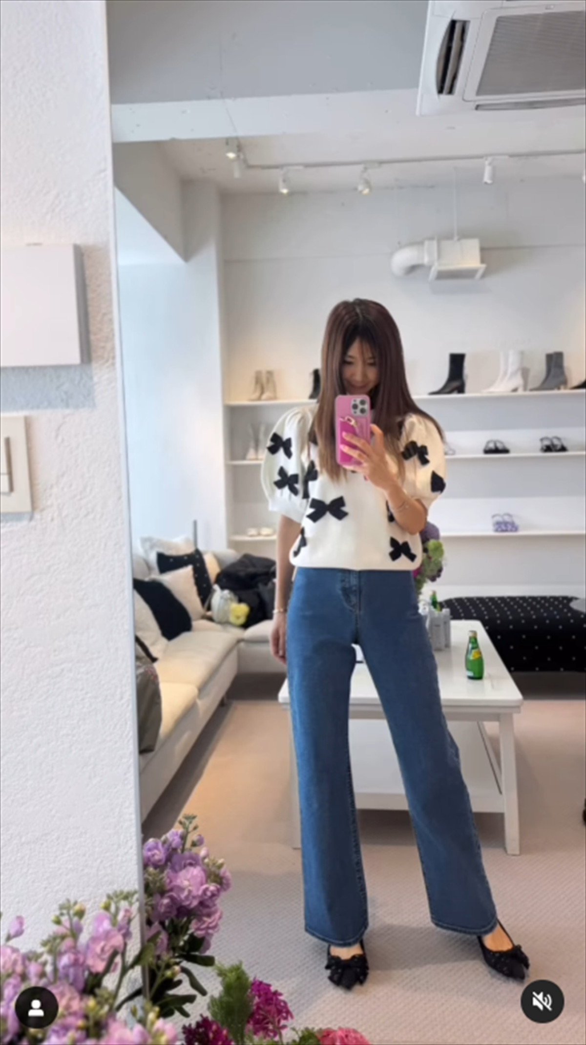 ほしのあき48歳、デニムパンツで美スタイル全開！　「脚めっちゃ長い」「綺麗」「若すぎる」　夫は13歳年下＆1児の母