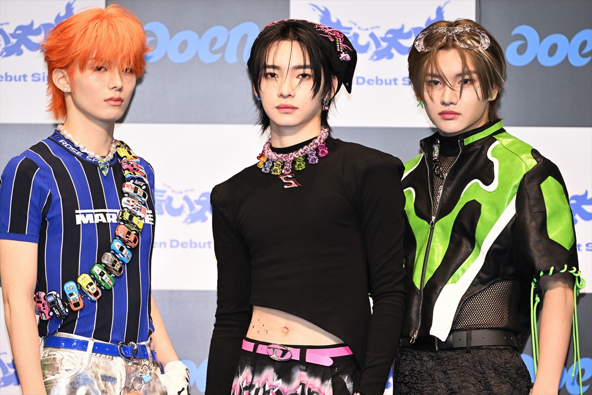 HYBE発のaoen、デビュー会見に7人で集合「一人一人違う輝きを持っている仲間」