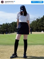 古畑星夏のゴルフウェア姿　※「古畑星夏」インスタグラム
