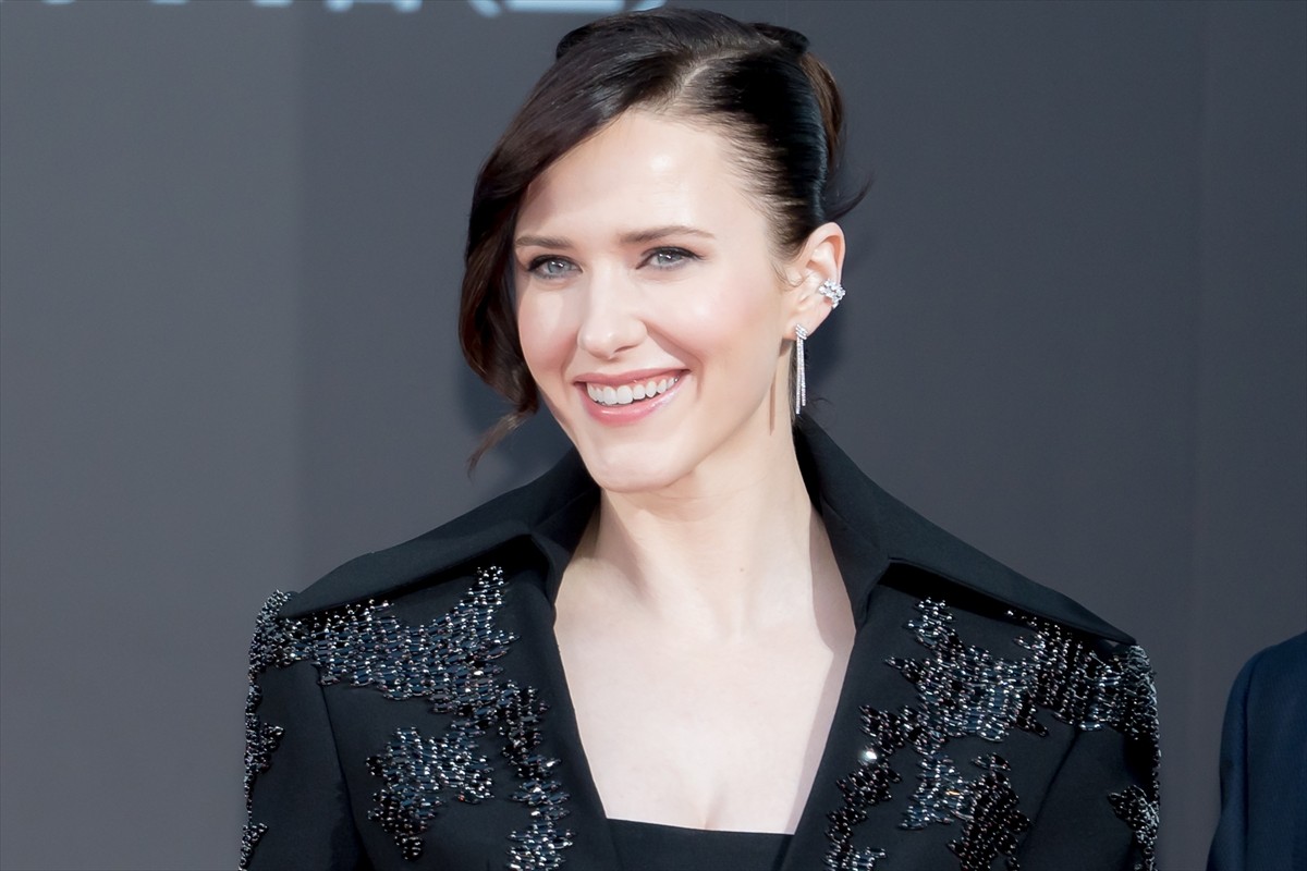 ラミ・マレック、7年ぶりの来日「日本のみなさん、愛してる～！」　三宅健が寄木細工をプレゼント