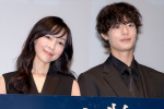 ドラマ『魔物』第1話特別試写会・記者会見に登壇した（左から）麻生久美子、塩野瑛久