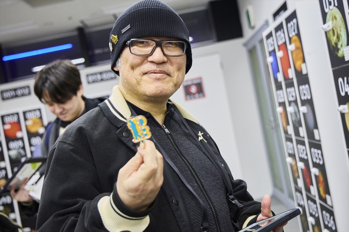 『コナン』原作者・青山剛昌がUSJを訪問！　 探偵バッジを駆使して“極限推理”を体験「小五郎が本当に格好良かった」