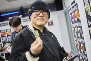 『コナン』原作者・青山剛昌がUSJを訪問！　 探偵バッジを駆使して“極限推理”を体験「小五郎が本当に格好良かった」