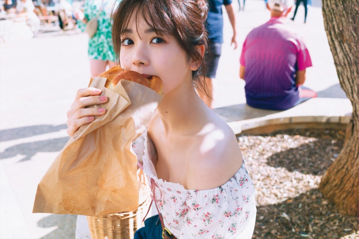 乃木坂46 筒井あやめ 1st 写真集先行カット マヨルカ島の市場の前の広場で、名物のエンサイマーダを頬張る筒井あやめ