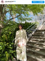 篠田麻里子、新緑の中で微笑む春コーデショット　※「篠田麻里子」インスタグラム