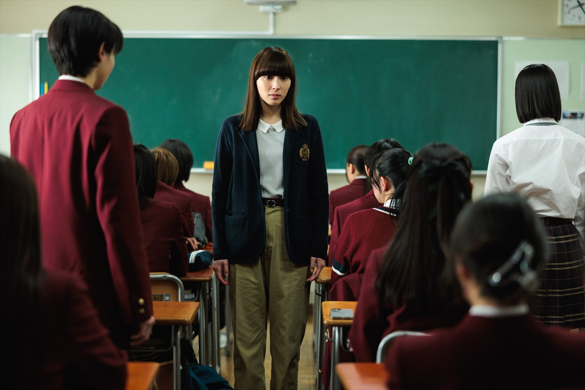 『なんで私が神説教』2話、“静”広瀬アリスが高校生の浮気問題を一刀両断「まさに神説教」