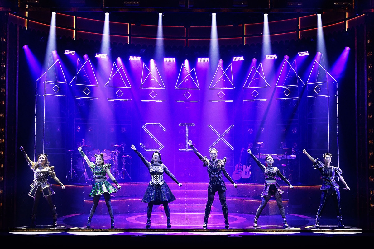 ソニン、鈴木愛理、和希そら、田村芽実ら出演ミュージカル『SIX』日本キャスト版、本場ロンドンのステージへ逆上陸！