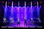 ミュージカル『SIX』日本キャスト版舞台写真