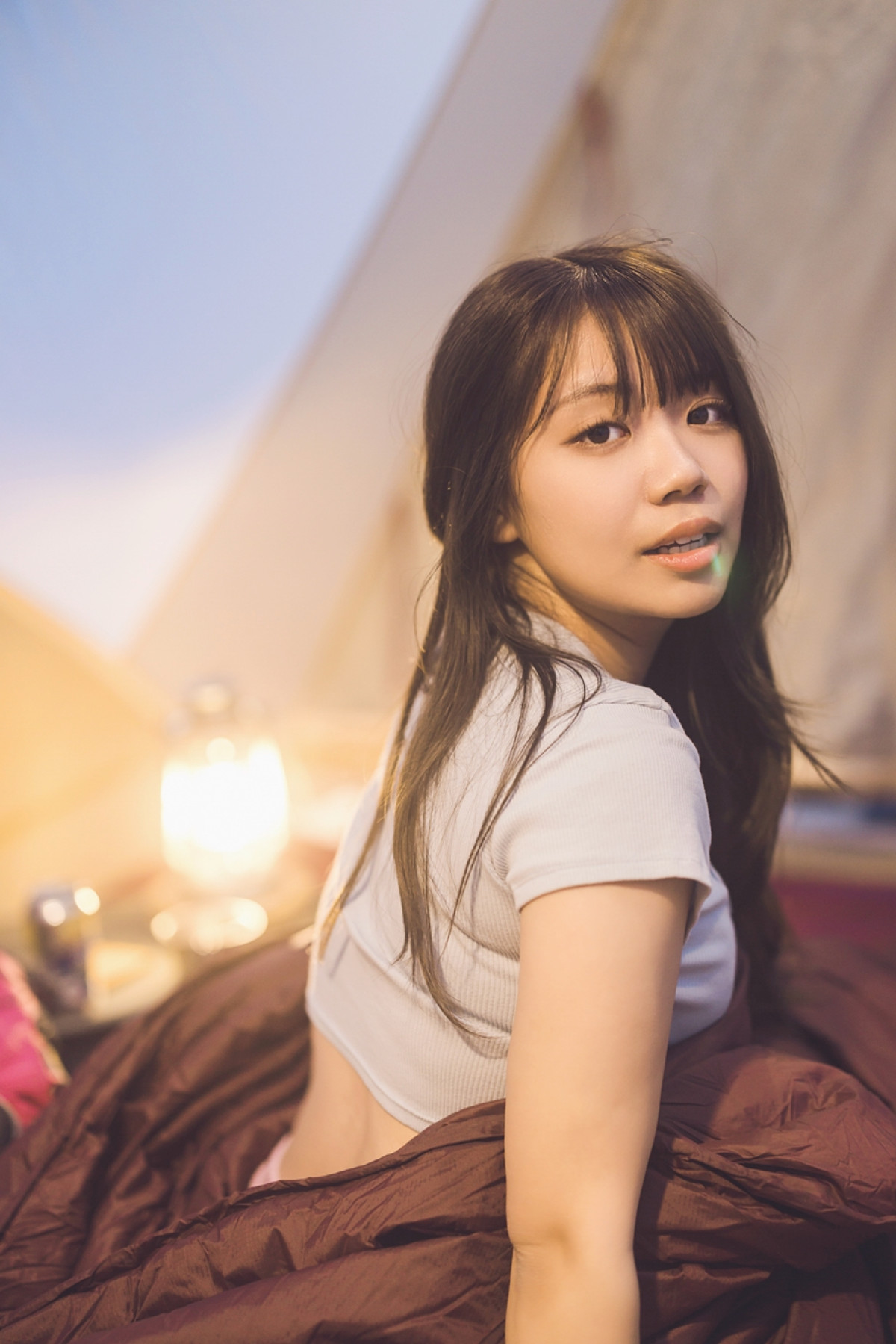 “日本一だらしない”キャンプ女子グラドル、ほろ酔いショットも　初デジタル写真集・先行カット第3弾