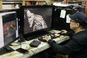 堀貴秀監督（写真右）の工房「YAMIKENスタジオ」1階のPCルームにて