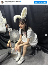 “無”の表情の山下美月　※「山下美月」インスタグラム