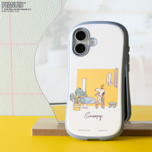 『PEANUTS』×「iFace」がコラボ！　スヌーピーの日常を切り取った4種のデザインが登場