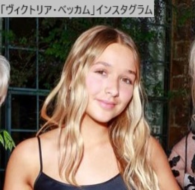 ベッカム家の末っ子ハーパー13歳、シルクのドレスで母ヴィクトリアとおそろいコーデ※「Victoria Beckham」インスタグラム