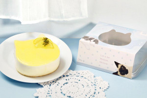 ねこねこ「レモン レアチーズケーキ」が新登場！　シャム猫姉妹を描いた“保冷バッグ”も販売
