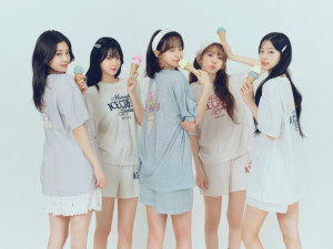 LE SSERAFIMが夏の「ジェラピケ」を着こなす！　美脚輝く新ビジュアルが公開