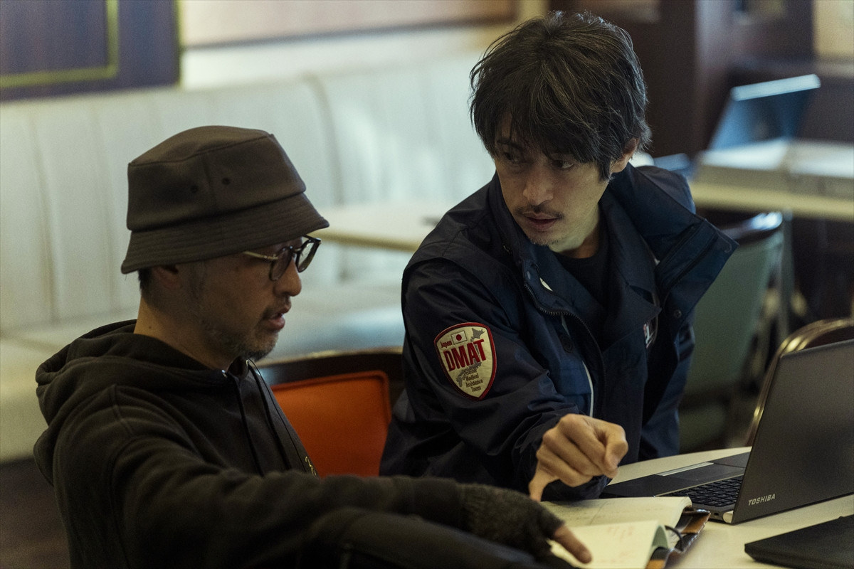 小栗旬×松坂桃李×池松壮亮×窪塚洋介の最強キャストがリアリティを追求　『フロントライン』メイキング写真解禁