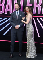 アナ・デ・アルマス、『バレリーナ』プレミアでキアヌとポーズ　噂のトム・クルーズの姿はなし