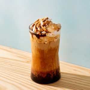 中目黒・スタバに“夏のビバレッジ”登場！　わらび餅やアイスクリームを乗せた和パフェのようなラテなど用意