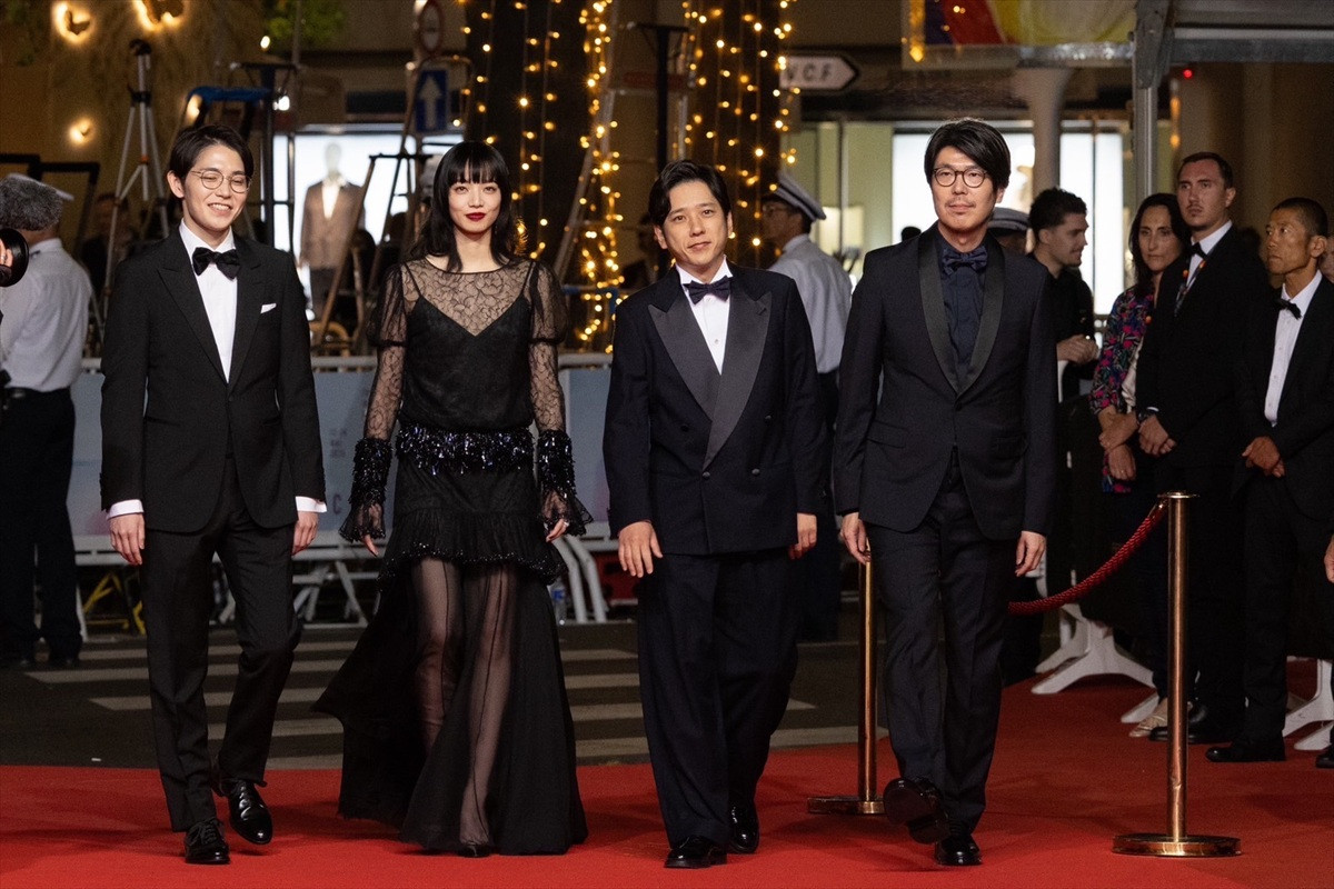 二宮和也&小松菜奈、カンヌのレッドカーペットに初登場！　『８番出口』世界初お披露目で喝采