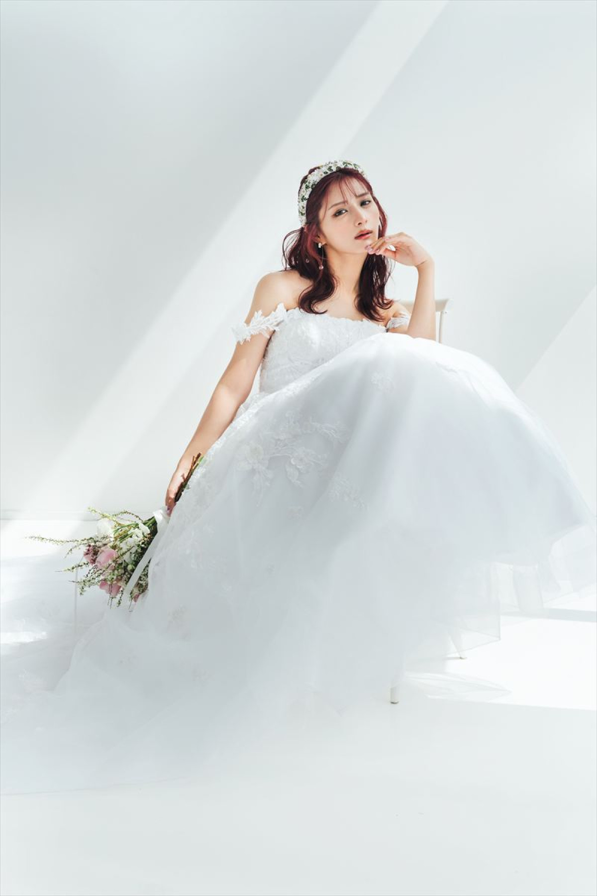 “原宿系インフルエンサー”しなこ、『ゼクシィ』で初の花嫁姿披露　理想の結婚式も語る