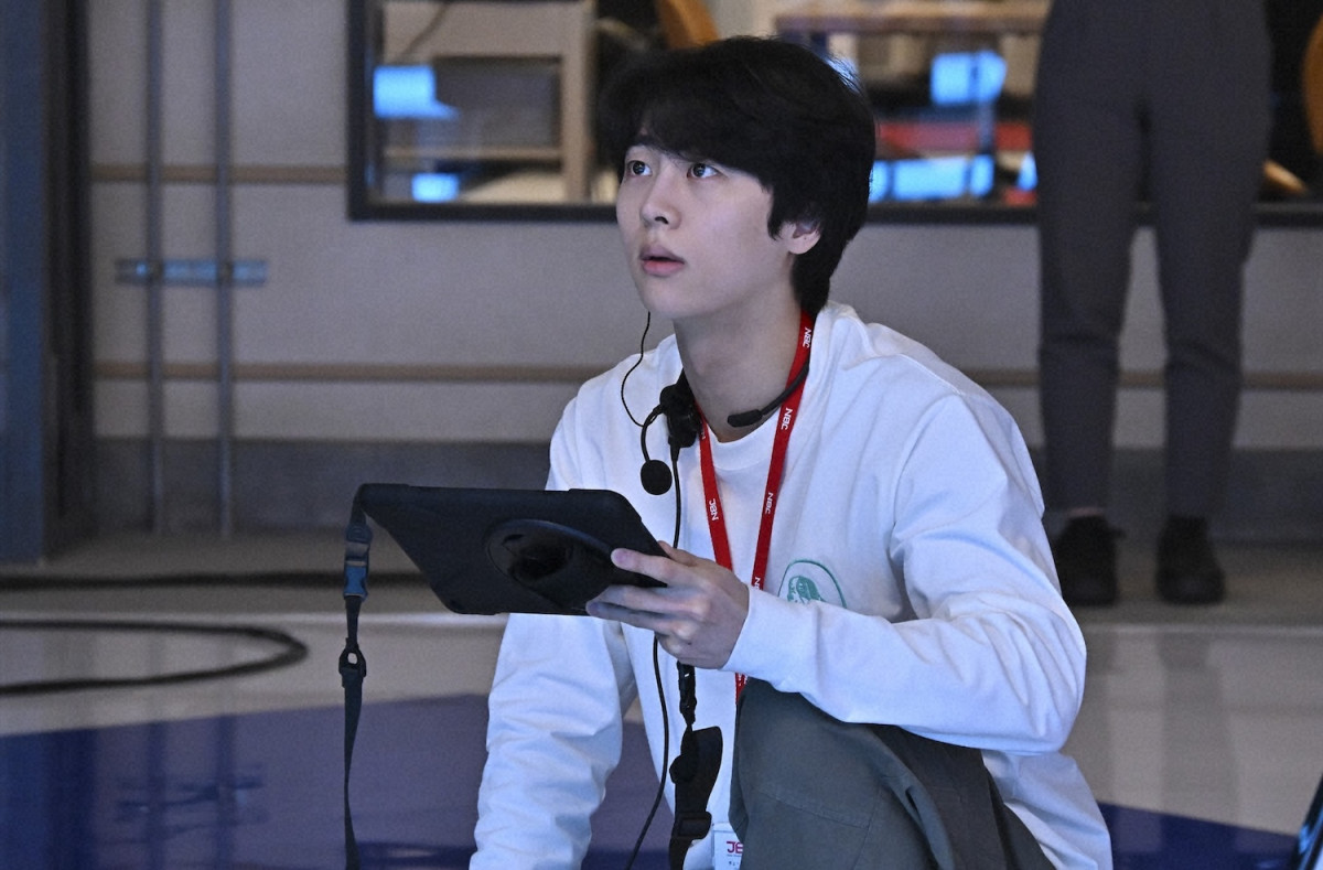 『キャスター』第4話　“進藤”阿部寛、盗撮事件が発生した女子中学校の取材に同行