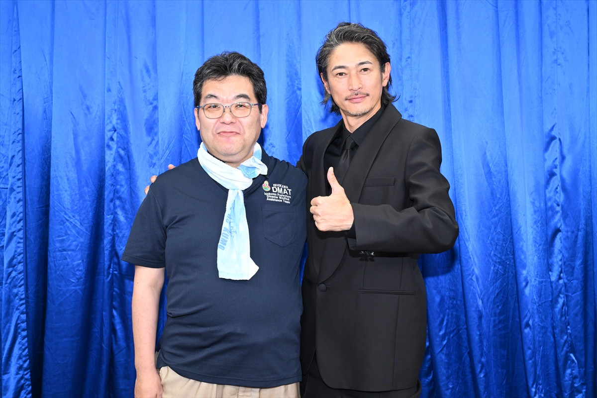 小栗旬、松坂桃李、窪塚洋介、池松壮亮ら映画『フロントライン』キャストが実際のヒーローたちと再会！　記念写真＆再会映像解禁