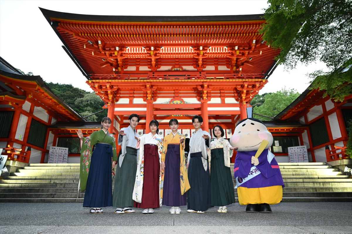 『ちはやふる－めぐり－』當真あみ、原菜乃華、上白石萌音らが袴姿で登場！　“かるたの聖地”近江神宮でヒット祈願