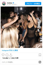 デュア・リパ、シアーなドレスで婚約者カラム・ターナーとダンス※「DUA LIPA」インスタグラム
