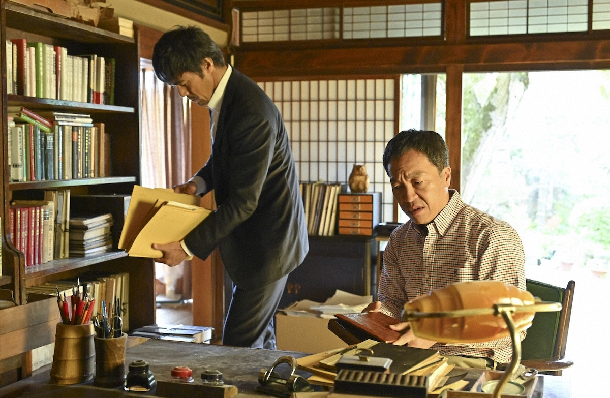 『キャスター』第9話　“進藤”阿部寛、スキャンダル発覚後も取材を継続　番組を揺るがす大事件が発生