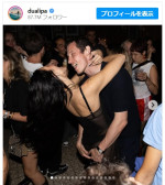 デュア・リパ、シアーなドレスで婚約者カラム・ターナーとダンス※「DUA LIPA」インスタグラム