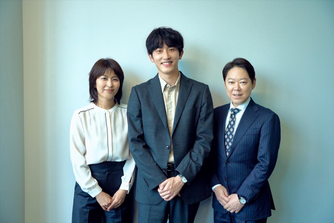 ドラマ『しあわせな結婚』に出演する(左から)松たか子、杉野遥亮、阿部サダヲ