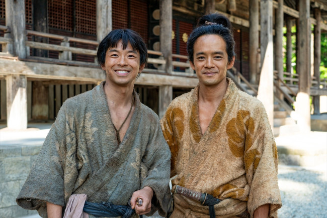 大河ドラマ『豊臣兄弟!』のクランクインを迎えた(左から)仲野太賀、池松壮亮