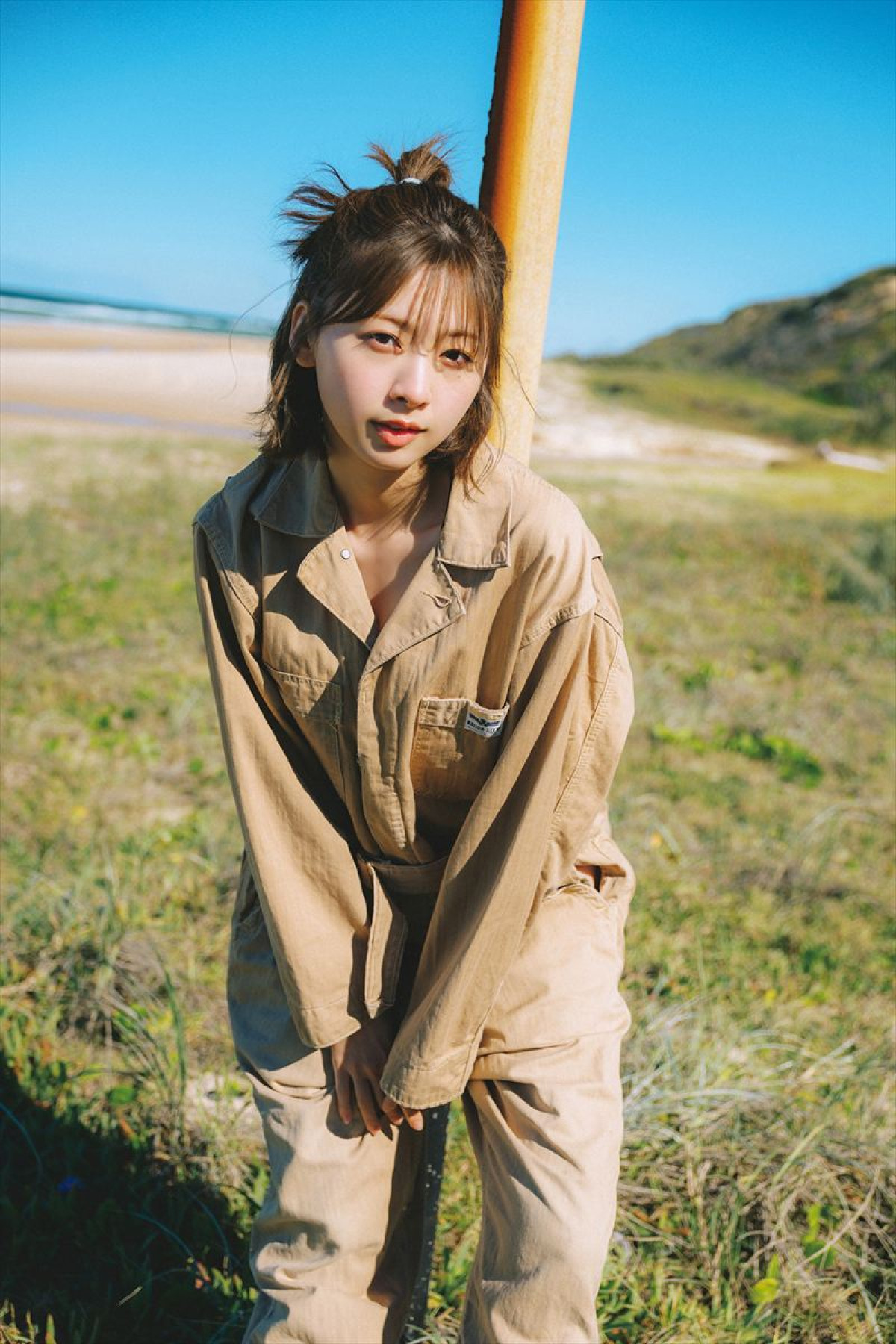 日向坂46・富田鈴花、クールなワークスタイル＆ダイナーでお茶目ショット　1st写真集先行カット解禁