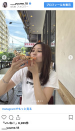 林ゆめ、大きなピザと無邪気スマイルを披露　※「林ゆめ」インスタグラム