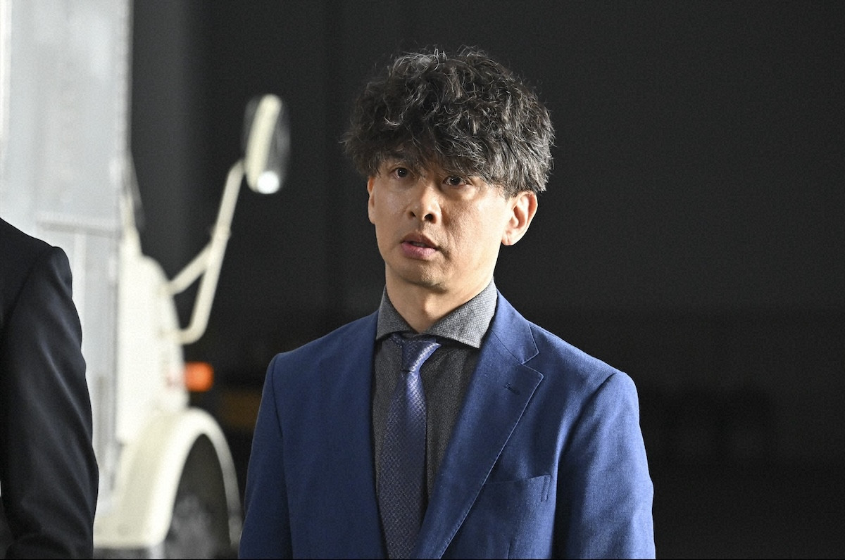 『キャスター』第9話　“進藤”阿部寛、スキャンダル発覚後も取材を継続　番組を揺るがす大事件が発生