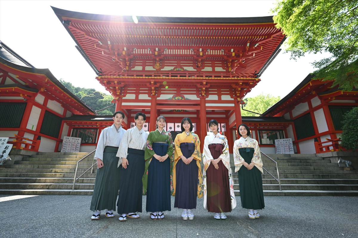 『ちはやふる－めぐり－』當真あみ、原菜乃華、上白石萌音らが袴姿で登場！　“かるたの聖地”近江神宮でヒット祈願