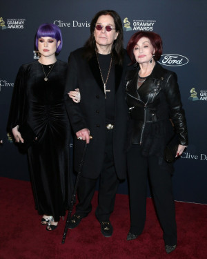 （左から）ケリー・オズボーン、オジー・オズボーン、シャロン・オズボーン（2020年）