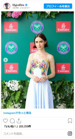 リリー・コリンズがカラフルな刺繍ワンピースでウィンブルドンに※「Lily Collins」インスタグラム