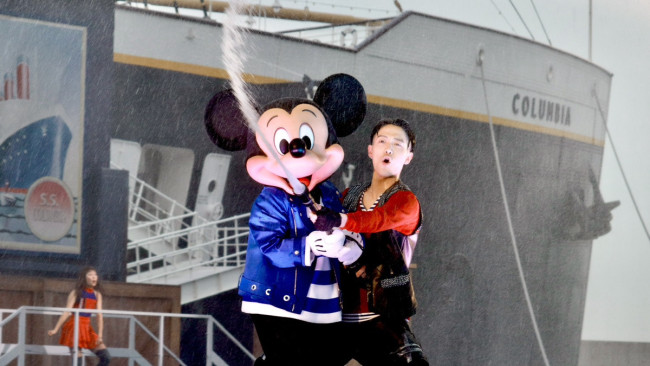 夏のディズニー容赦なさすぎｗ　TDSの新しい“びしょ濡れショー”が想像以上にヤバかった〈取材レポ〉