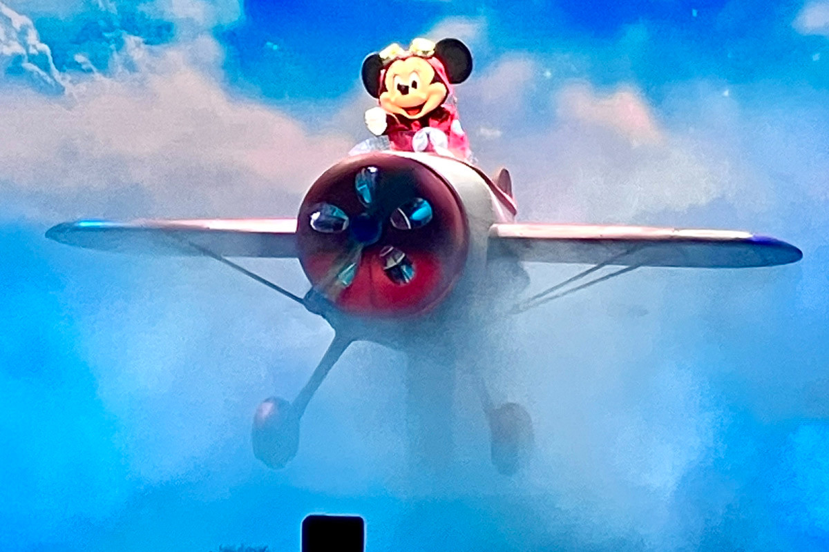 2re20250715_東京ディズニーシー「ハンガーステージ」の新エンターテイメントプログラム「ドリームス・テイク・フライト」の様子
