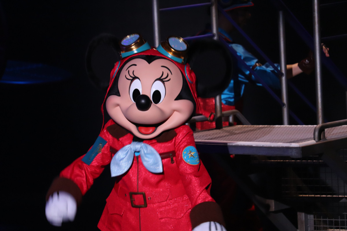 2re20250715_東京ディズニーシー「ハンガーステージ」の新エンターテイメントプログラム「ドリームス・テイク・フライト」の様子