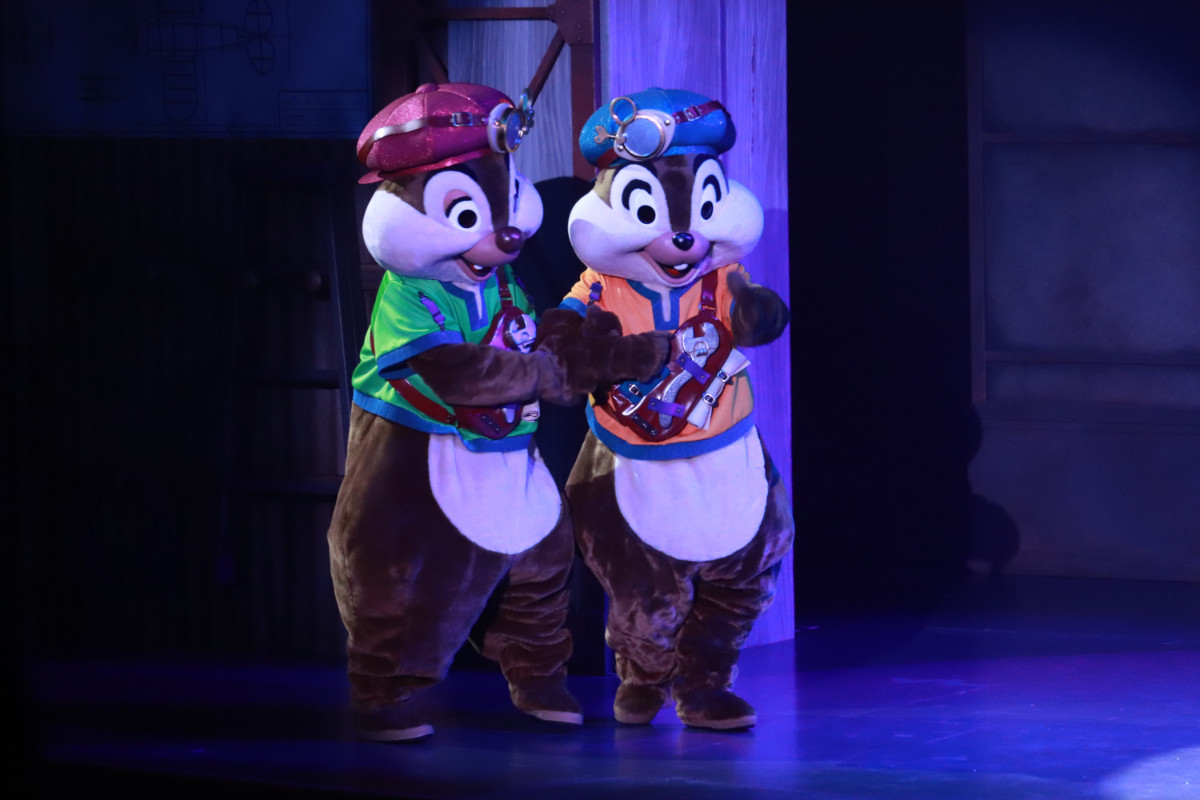 2re20250715_東京ディズニーシー「ハンガーステージ」の新エンターテイメントプログラム「ドリームス・テイク・フライト」の様子