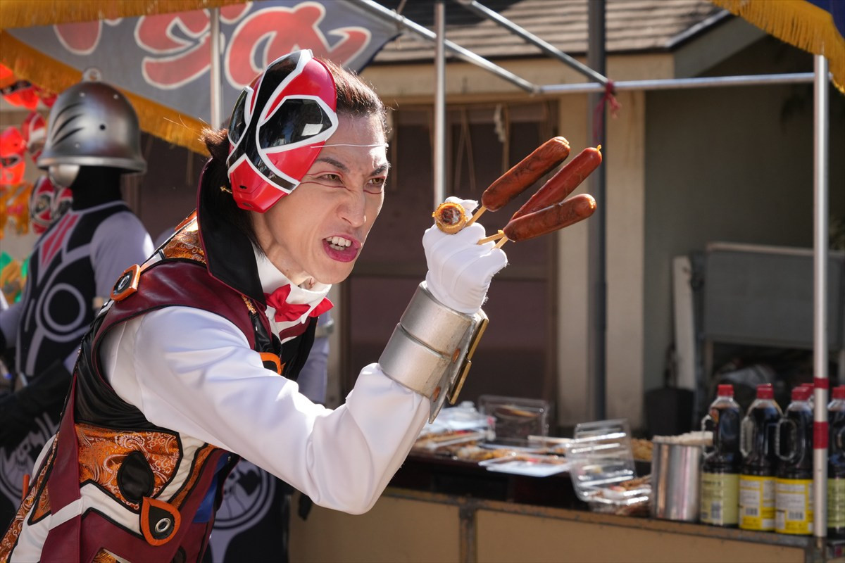 『ナンバーワン戦隊ゴジュウジャー』第21話「燃えるお祭り魂！テガソードSUMMER！」、ファイヤキャンドルがシンケンレッドに変身