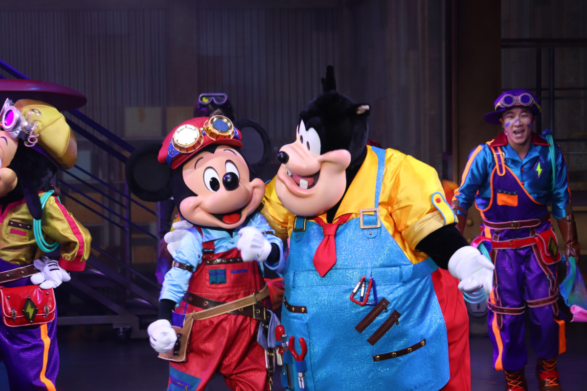 2re20250715_東京ディズニーシー「ハンガーステージ」の新エンターテイメントプログラム「ドリームス・テイク・フライト」の様子