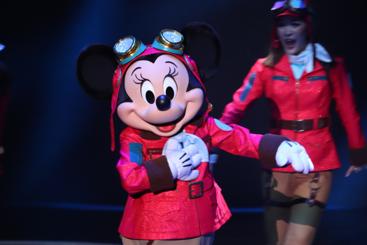 2re20250715_東京ディズニーシー「ハンガーステージ」の新エンターテイメントプログラム「ドリームス・テイク・フライト」の様子