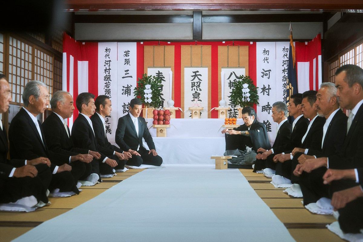 舘ひろし主演『港のひかり』、孤独なふたりを取り巻く豪華キャストたちを活写　場面写真一挙解禁